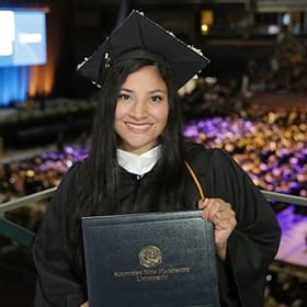 Savannah Martinez, a 2024 bachelor’s in psychology graduate from SNHU.