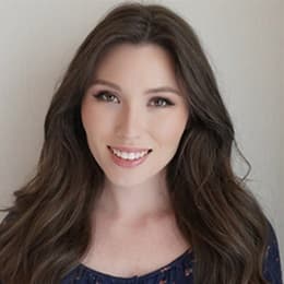 Haley-Grace McCormick, a novelist and 2024 SNHU graduate with a bachelor's in creative writing and English.