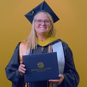 Kelly Pilotte '25, SNHU graduate with a bachelor's in business administration with a concentration in nonprofit management.