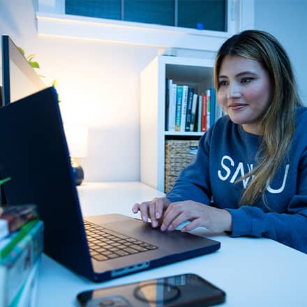 Juliana Zambrano ’24 project management degree graduate from SNHU.