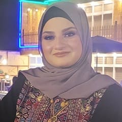Elham Sulieman, a 2023 graduate from SNHU with a degree in accounting.