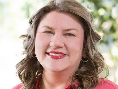 Sophia Norcott, who earned an online bachelor's in communications from SNHU in 2019, wearing a pink blouse. 