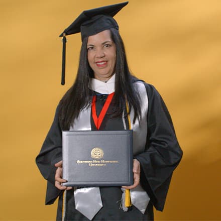 Regina Dacruz Reis, a 2024 SNHU graduate with a bachelor's in psychology.