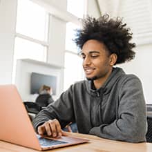 A prosprective student taking a virtual tour