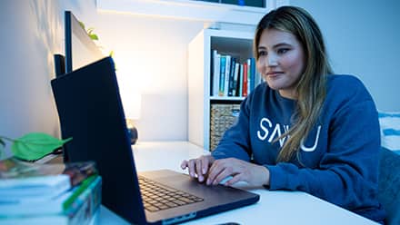 Juliana Zambrano ’24 project management degree graduate from SNHU.