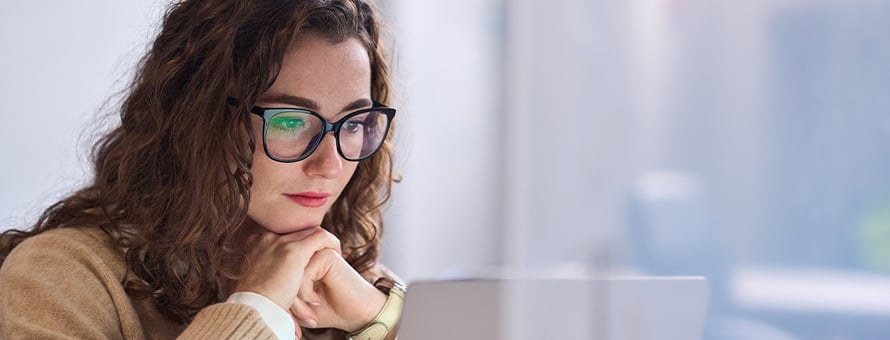 A woman sitting at her laptop reading about different types of research