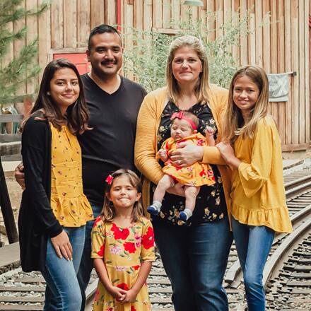 Shelly and Salvador Villa Jr. and their 4 daughters.