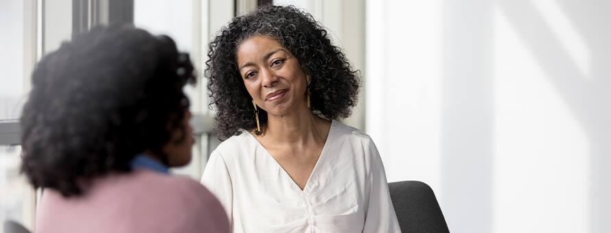 A female mental health counselor speaking with a client.